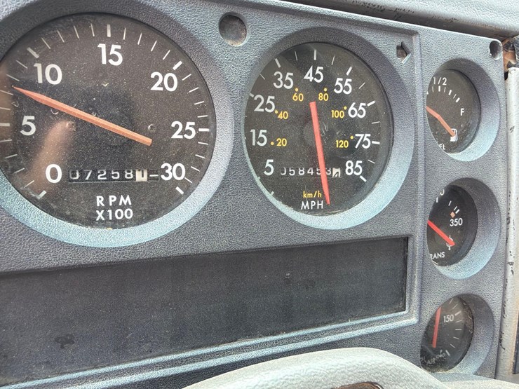 2000-freightliner-fl60-image-36