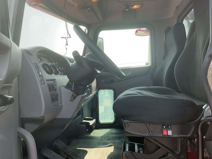 2017-peterbilt-348-image-6