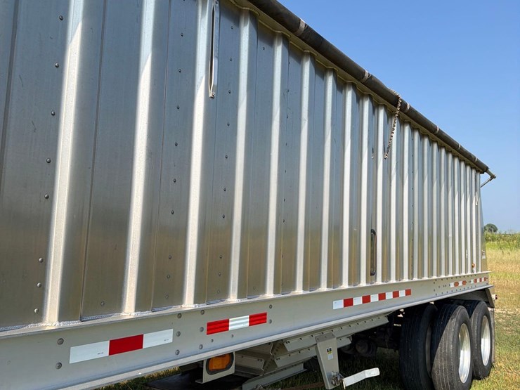 2010-dakota-4100-41ft-semi-grain-trailer-image-12
