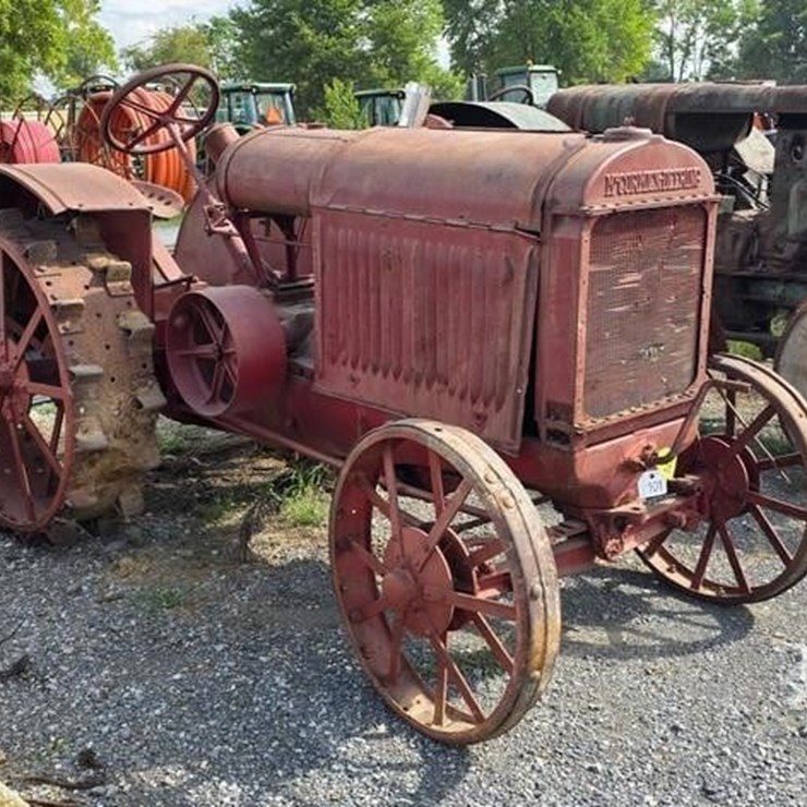 MCCORMICK-DEEREING 1020 TRACTOR (NOT RUNNING)