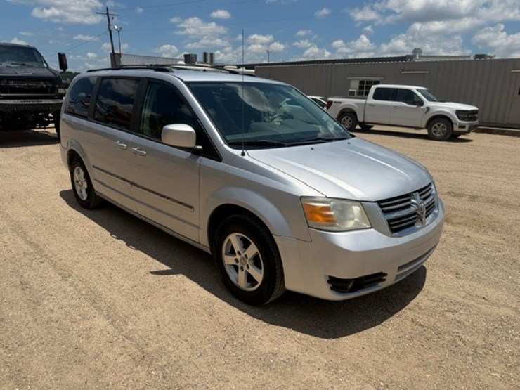 2009-dodge-grand-caravan-sxt-image-2