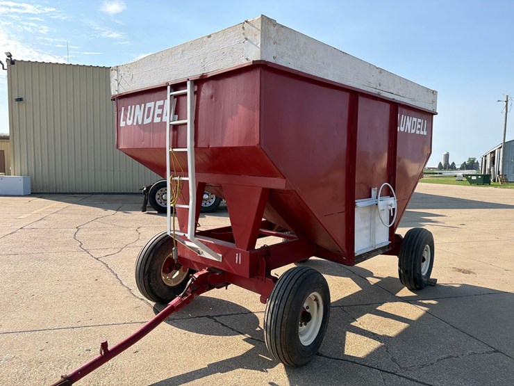 lundell-250-bushel-gravity-wagon-image-4