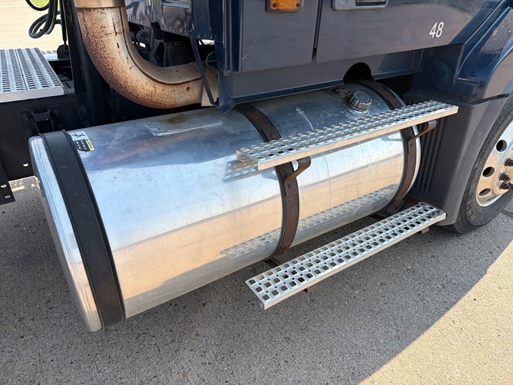2005-volvo-semi-truck-image-13