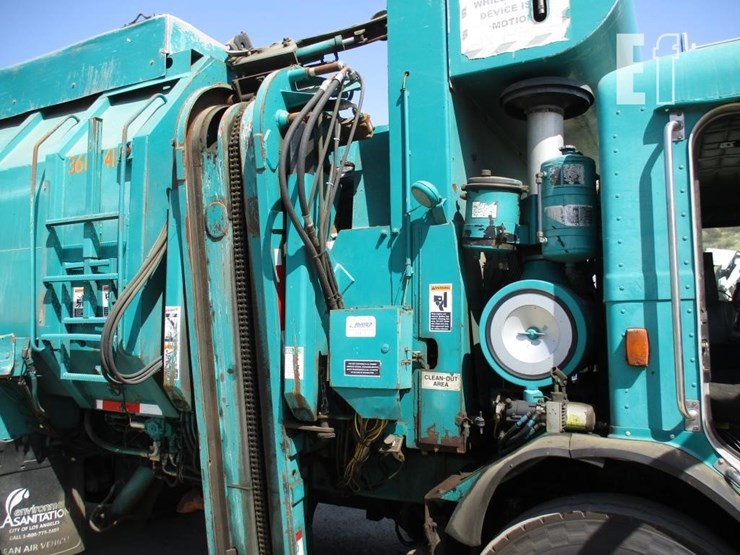 2009-peterbilt-320-image-20