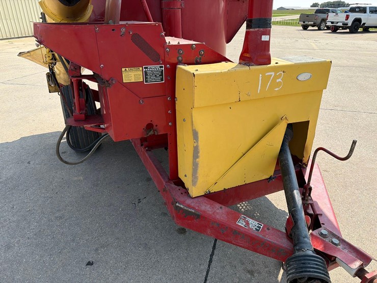 new-holland-358-image-17