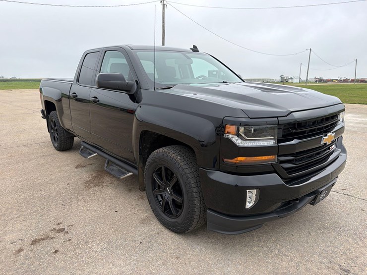 2018-chevrolet-1500-image-3