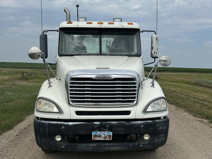 2005-freightliner-columbia-120-image-3