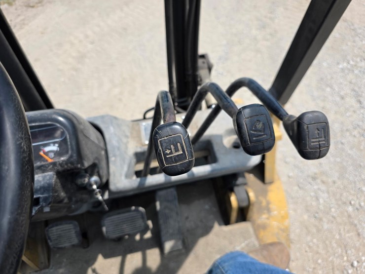 caterpillar-fork-lift-image-13