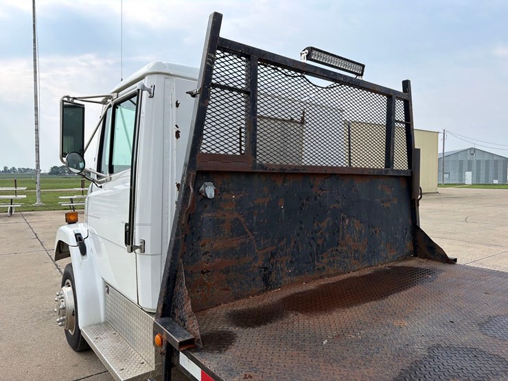 2000-freightliner-fl60-image-8