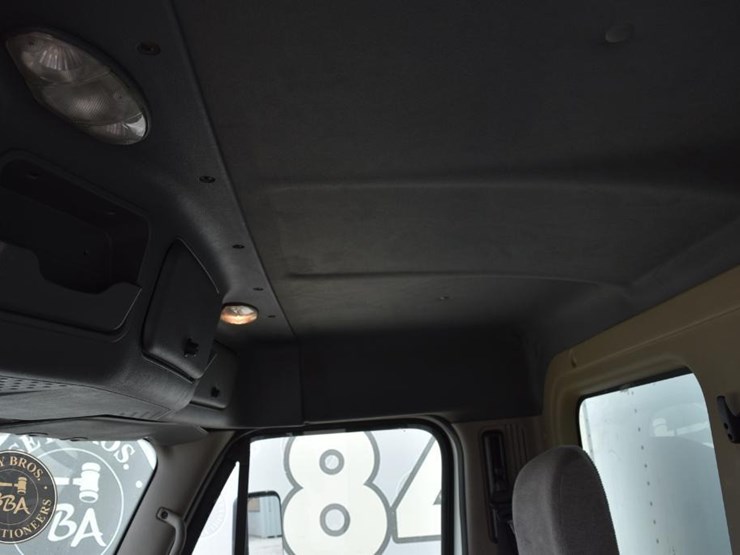 2011-freightliner-cascadia-113-image-41