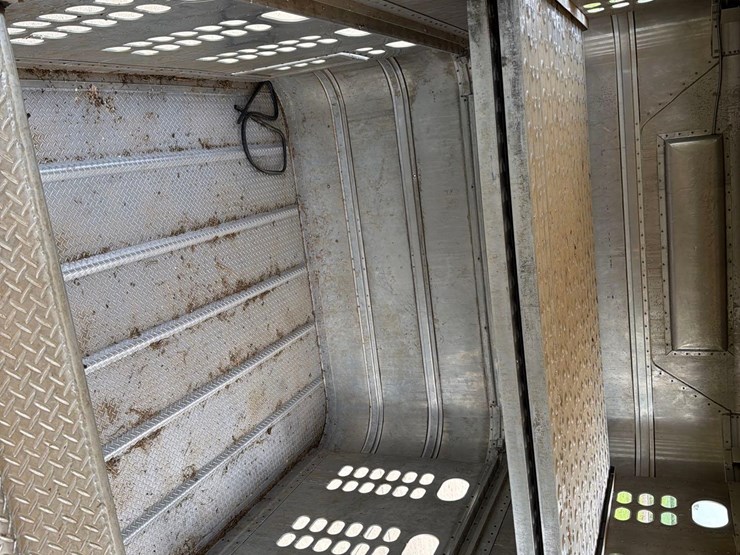 2014-wilson-livestock-trailer-image-34