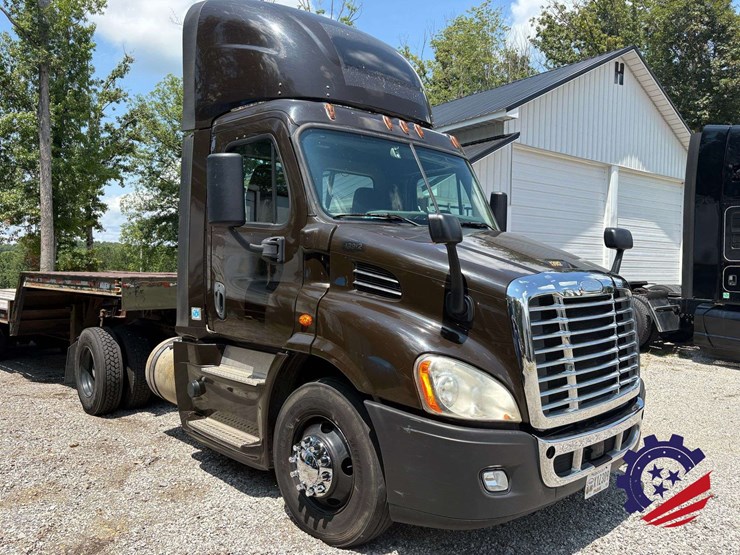 2016-freightliner-cascadia-113-image-13