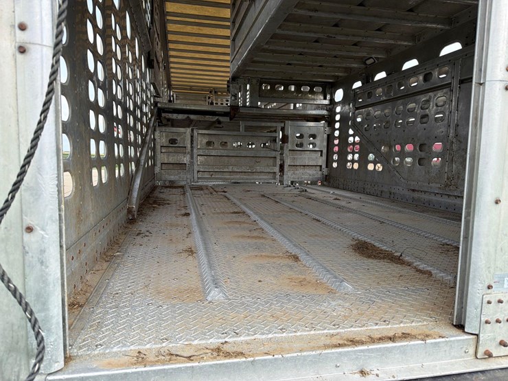 2014-wilson-livestock-trailer-image-5