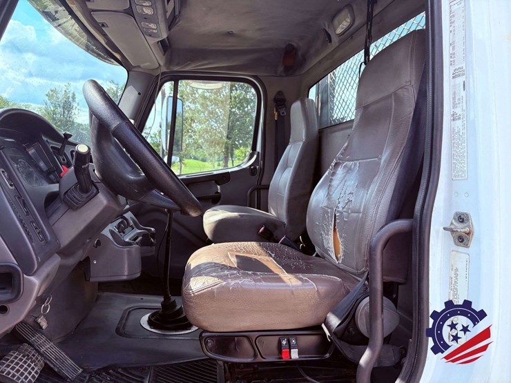 2006-freightliner-m2-106-image-53