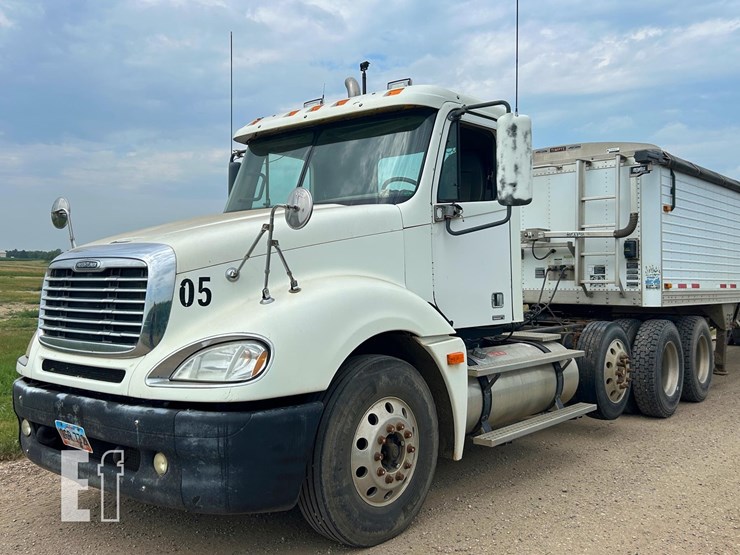 2005-freightliner-columbia-120-image-2