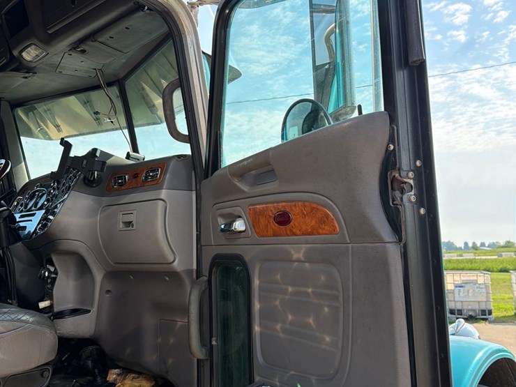 2007-peterbilt-379-image-54