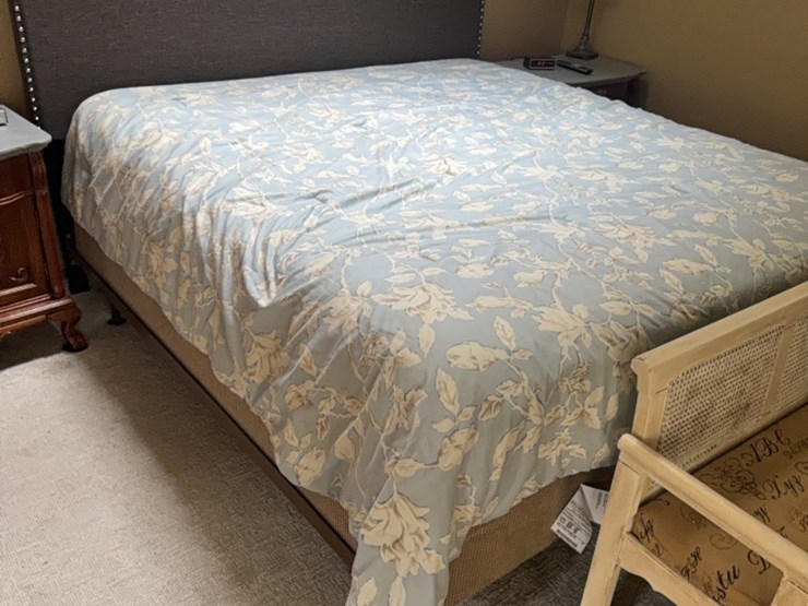 king-size-bed,-with-boxspring-and-mattress-image-1