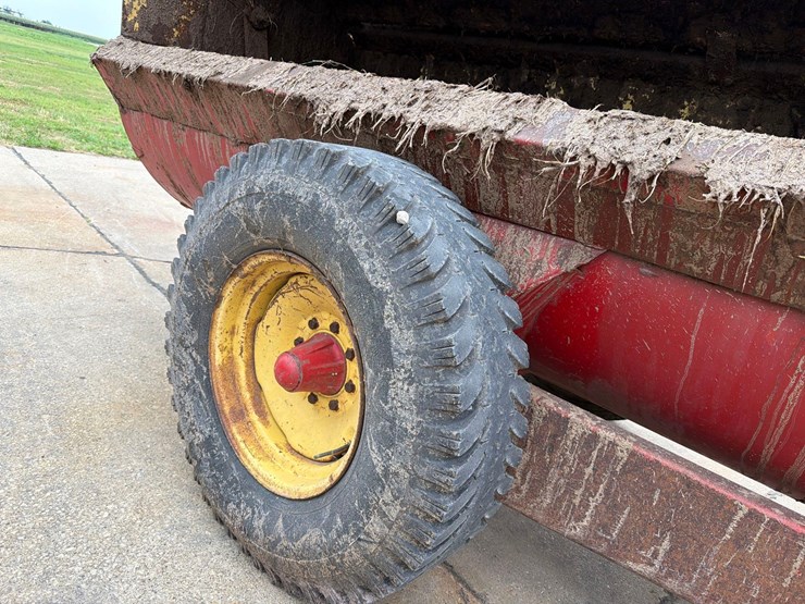 new-holland-365-manure-spreader-slinger-image-16