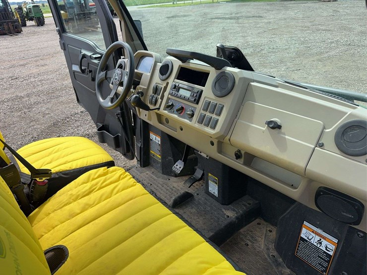 2022-john-deere-gator-image-11