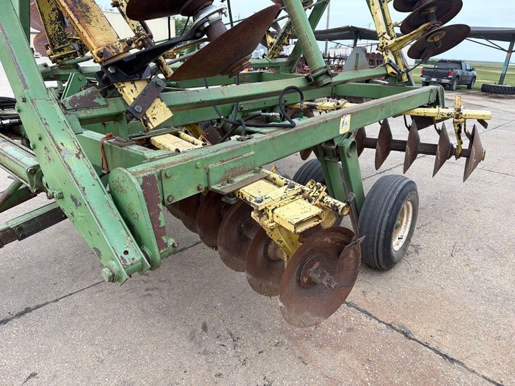 john-deere-330-image-10