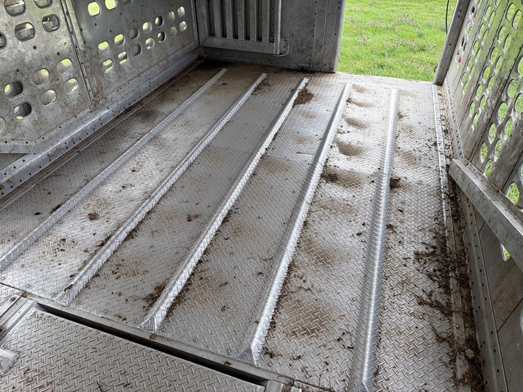 2014-wilson-livestock-trailer-image-15