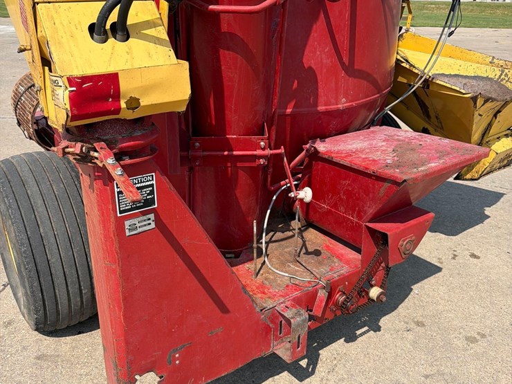 new-holland-358-image-7