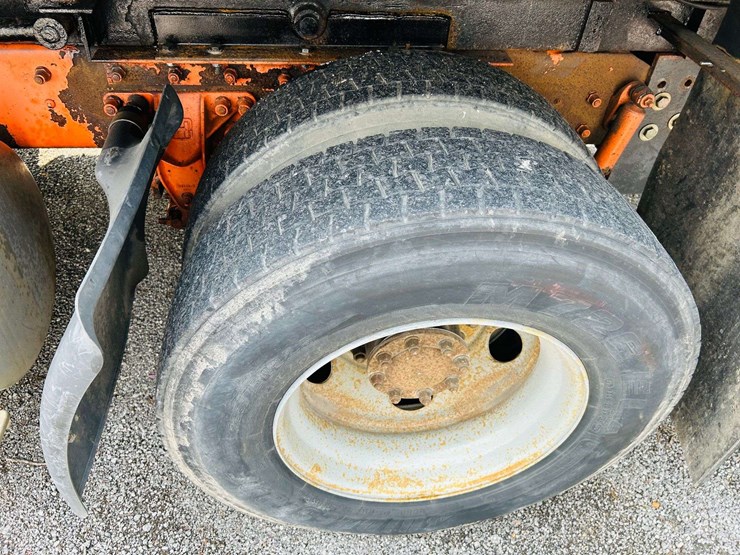 2005-kenworth-t300-image-14