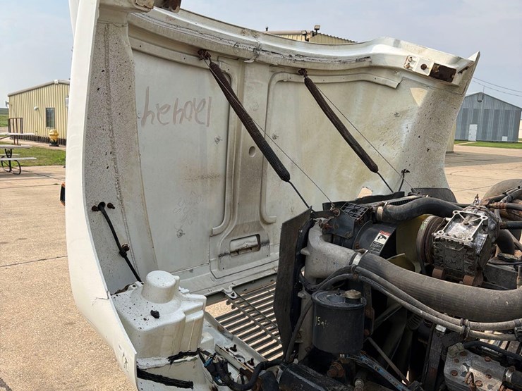 2000-freightliner-fl60-image-42