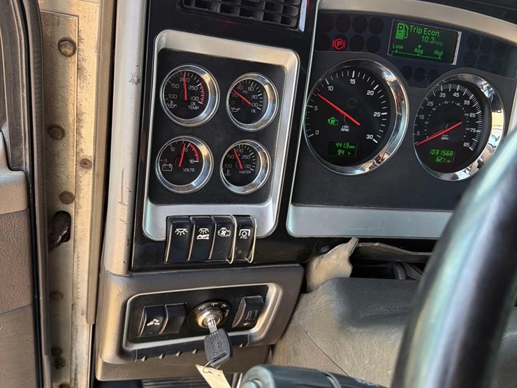 2010-kenworth-t660-image-37
