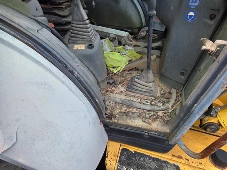 new-holland-555e-image-37