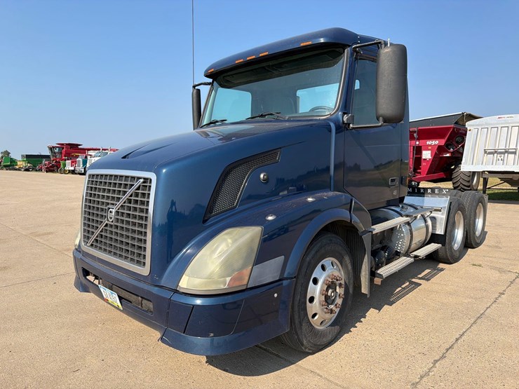 2005-volvo-semi-truck-image-1
