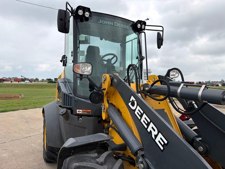 2021-deere-324l-image-17