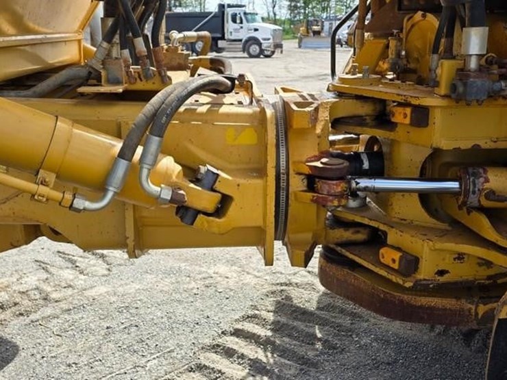 2011-caterpillar-740-image-32
