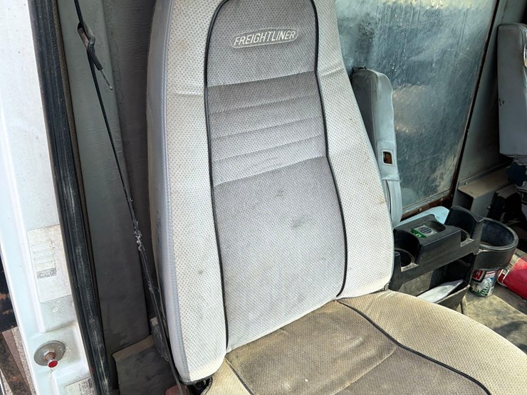 2000-freightliner-fl60-image-27