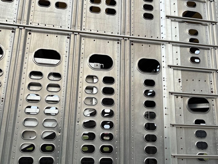 2014-wilson-livestock-trailer-image-16