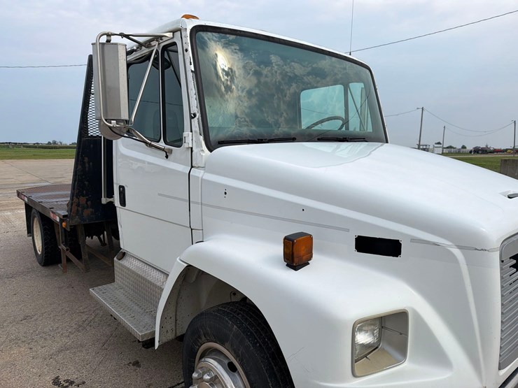 2000-freightliner-fl60-image-18