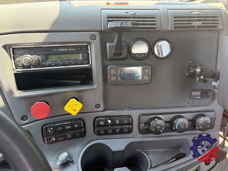 2016-freightliner-cascadia-113-image-55