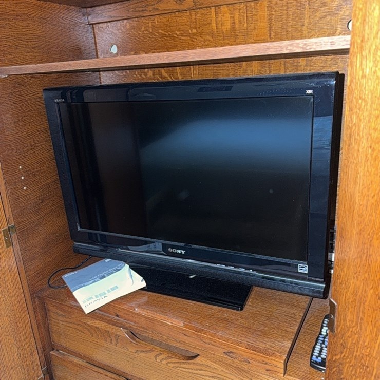 Sony flatscreen TV with remote and owners manual