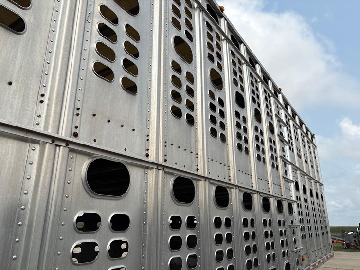 2014-wilson-livestock-trailer-image-27
