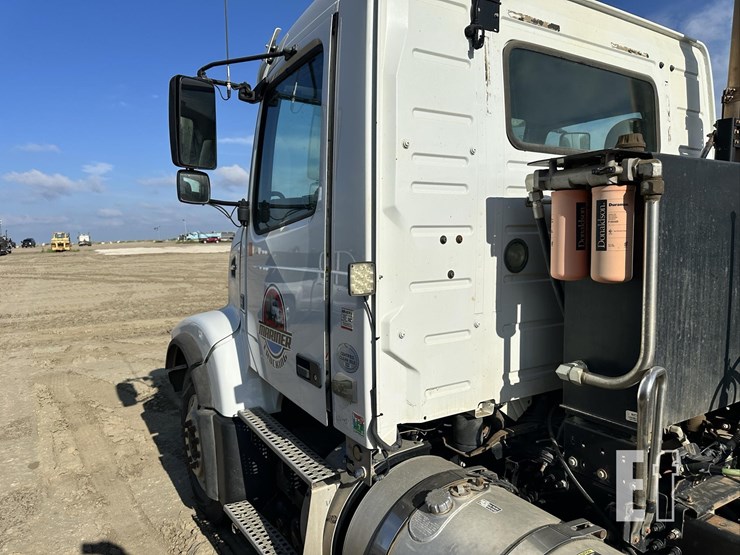 2014-volvo-vhd84ft200-image-37