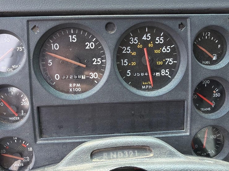 2000-freightliner-fl60-image-37