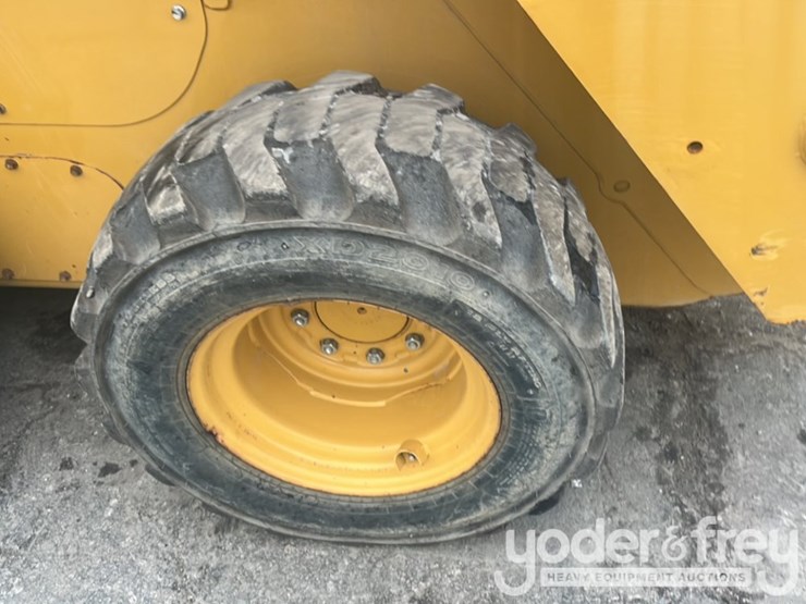 2019-caterpillar-242d-image-12