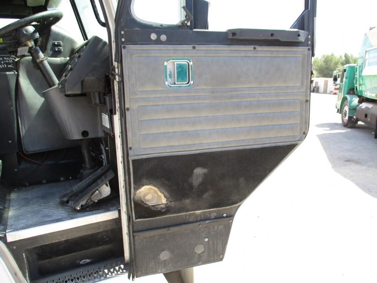 2010-peterbilt-320-image-16