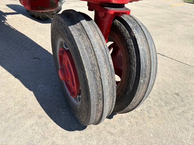 farmall-400-tractor-image-13