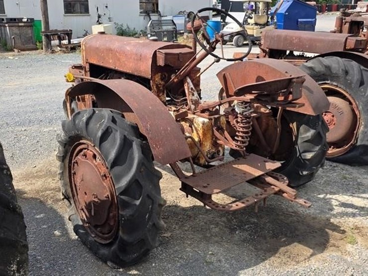 silver-king-tractor-(not-running)-106-image-3