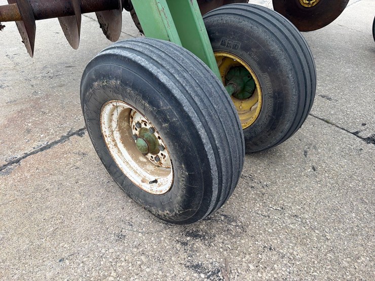 john-deere-330-image-7