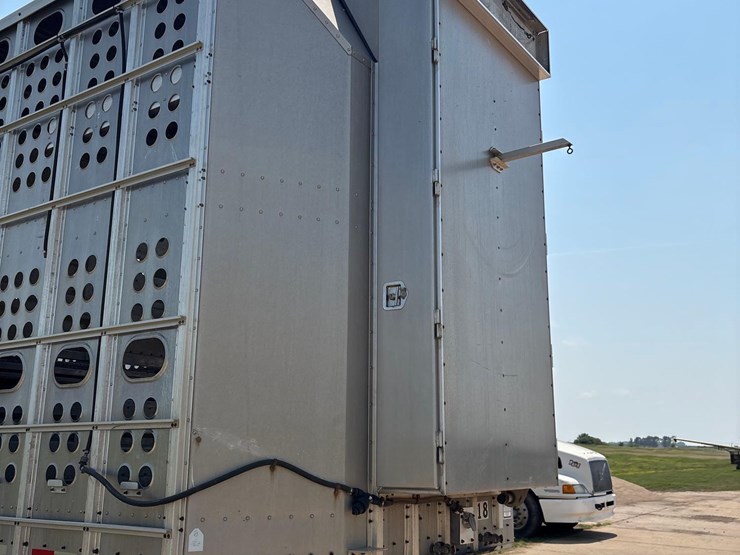 2016-merrit-102"-x-48ft-semi-livestock-trailer-image-20