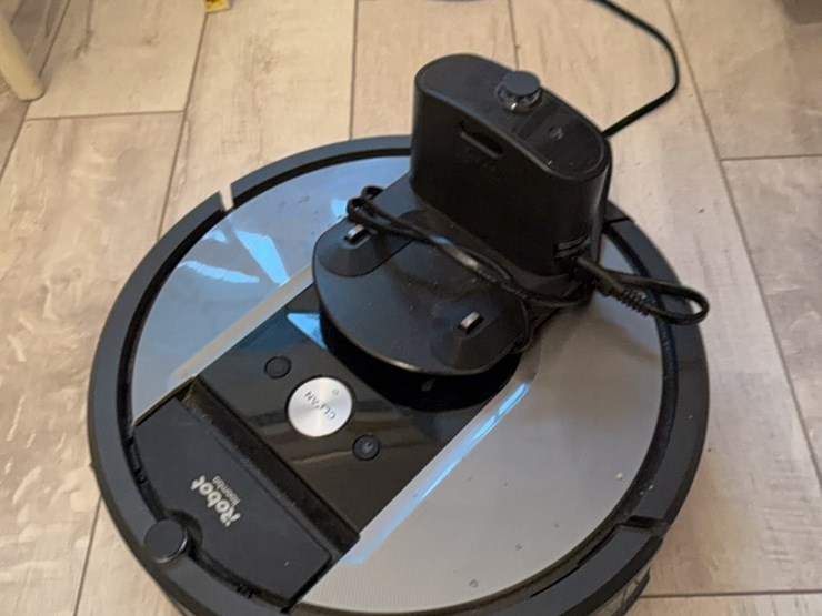 robot-roomba-automatic-cleaning-vacuum-cleaner-image-1