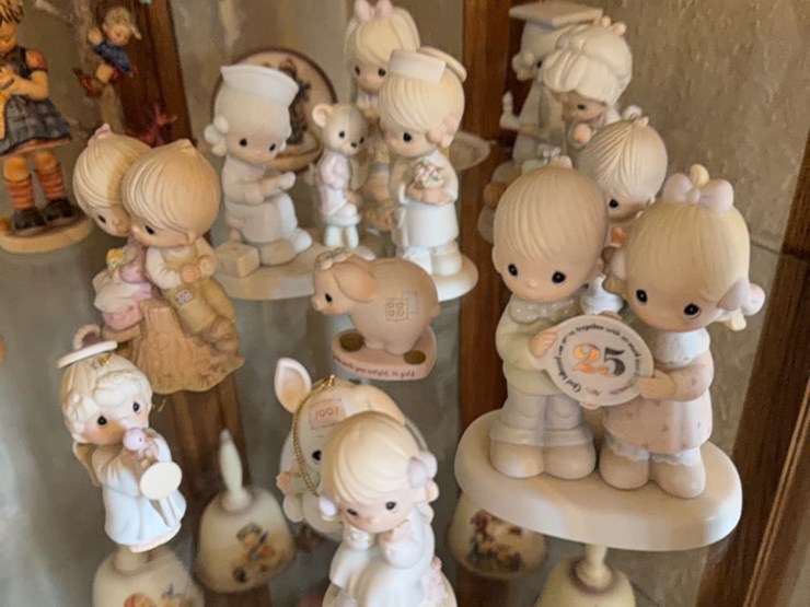 precious-moments-set,-also-more-goebel-pieces,-west-germany.-winning-bidder-takes-all-(19-total)-image-3