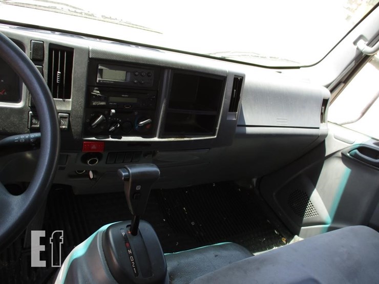 2016-isuzu-nqr-image-10